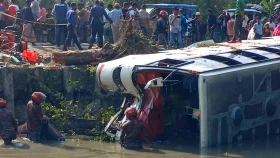 পথচারীকে চাপা দিয়ে পুকুরে পড়ল বাস, নিহত ২