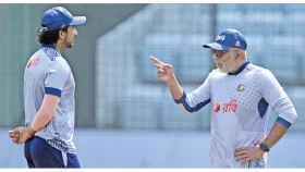 সাপের ছোবল ঘড়ির কাঁটা ছাপিয়ে ক্রিকেট