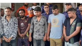 আদালত চত্বরে যুবককে কুপিয়ে জখম, অস্ত্রসহ আটক ৫