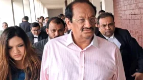 &lsquo;সফল দম্পতি&rsquo; দেখানো যাবে না, মুশতাককে যে নির্দেশনা দিলেন আদালত