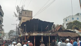 নান্দাইল বাজারে গভীর রাতে আগুনে পুড়ল ১০ ব্যবসাপ্রতিষ্ঠান