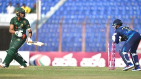 সৌম্য-রিয়াদকে এক ওভারেই ফেরালেন হাসারাঙ্গা
