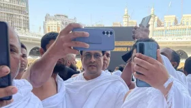 মক্কায় ফেরদৌসের সঙ্গে সেলফি তুলতে ভিড়