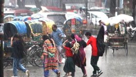 রাজধানীতে ঝোড়ো হাওয়ার সঙ্গে ঝুম বৃষ্টি