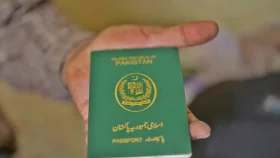 পাসপোর্ট ছাড়াই পাকিস্তান থেকে কানাডায়!