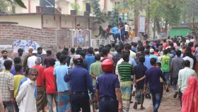 লাশ নিয়ে থানা ঘেড়াও, পুলিশের লাঠিচার্জ