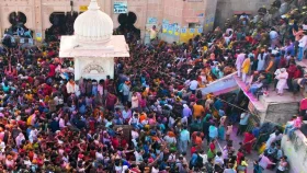 ভারতের উত্তরপ্রদেশে মন্দিরের রেলিং ভেঙে আহত ২২
