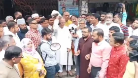 ভারতীয় পণ্য বর্জনে সংহতি জানিয়ে গায়ের চাদর ছুঁড়ে ফেললেন রিজভী