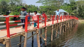 ১৭৫ ফুট দীর্ঘ কাঠের সেতুতে লাঘব হলো দুর্ভোগ