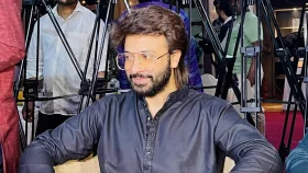 মেকআপ ছাড়াই হাজির হলেন শাকিব খান