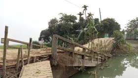 এক যুগ ধরে ভাঙা সেতুতে ঝুঁকি নিয়েই চলাচল