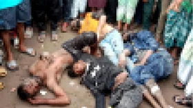 নারায়ণগঞ্জে ৪ ছিনতাইকারীকে গণপিটুনি