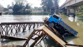 ব্রিজ ভেঙে পিকআপ খালে