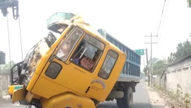 কালীগঞ্জে ট্রাক ও কভার্ডভ্যানের সংঘর্ষে একজন নিহত