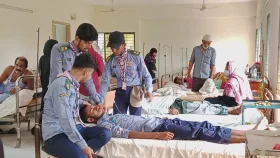 ইভটিজিংয়ের প্রতিবাদ করায় বখাটেদের হামলা, আহত ১০ শিক্ষার্থী