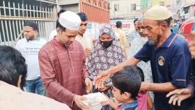 সেহরি ও ইফতারি নিয়ে অসচ্ছলদের পাশে কাউন্সিলর বাছেক
