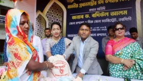 নরসিংদীতে ৬০০ দুস্থ পেল প্রধানমন্ত্রীর ঈদ উপহার