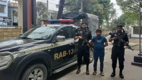 নীলফামারীতে কুরিয়ার সার্ভিসের গাড়িতে ফেনসিডিল পাচারকালে আটক ১