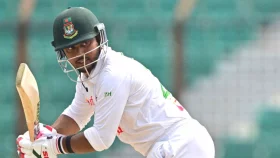 আগের ওভারে জীবন পেয়ে পরের ওভারেই ফিরলেন জাকির