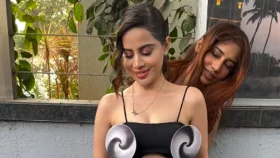 তীব্র গরমে শীতল হাওয়ার ব্যবস্থা করলেন উরফি