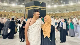 স্বামীকে নিয়ে ওমরাহ পালন করলেন স্পর্শিয়া