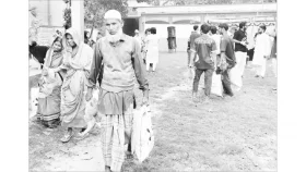 এক টাকায় মিলল চাল ডাল মুরগিসহ ১৭ পণ্য