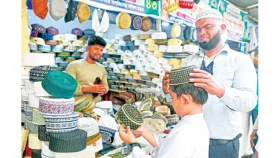 টুপি-আতরের ২ হাজার কোটি টাকার বাজার
