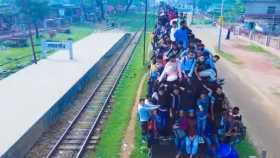 জীবনের ঝুঁকি নিয়ে ঘরে ফিরছে মানুষ