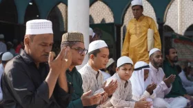 ঈদ জামাতে দেশ ও জাতির কল্যাণ কামনা করে দোয়া
