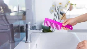 চিরুনিতেই লুকিয়ে আছে চুলের যাবতীয় সমস্যা?