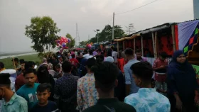 বিশনন্দী ফেরিঘাটে দর্শনার্থীদের উপচে পড়া ভিড়