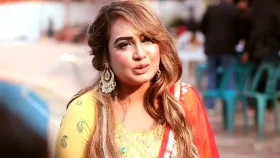 বোরকা পরে শাকিবের ছবি দেখে এলেন পলি