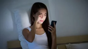 চোখ বাঁচাতে ফোন চালানোর সময় করণীয়