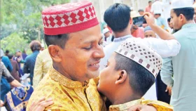 লম্বা ছুটি বাড়াল ঈদ আনন্দ