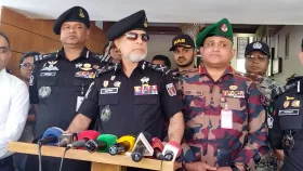 বান্দরবানে গিয়ে সন্ত্রাসীদের উদ্দেশ্যে যা বললেন র&zwnj;্যাব মহাপরিচালক