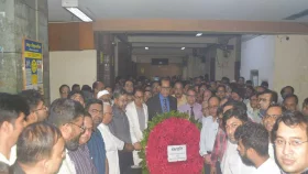 বঙ্গবন্ধুর ম্যুরালে বিএসএমএমইউ উপাচার্যের শ্রদ্ধা