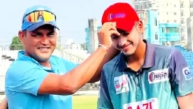 ছেলেকে অভিষেক ক্যাপ পরালেন বাবা