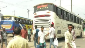 বাস শ্রমিকদের ঢাকা-পটুয়াখালী মহাসড়ক অবরোধ