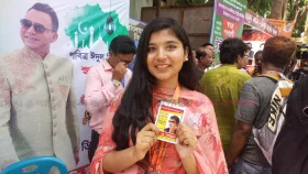 বাবার জন্য ভোট চাইছেন ডি এ তায়েবের মেয়ে
