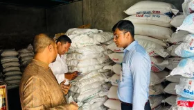গাজীপুরে ভারতীয় অবৈধ চিনি জব্দ