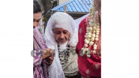 মেয়ের হাত ধরে আনোয়ারা এলেন এফডিসিতে