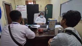 সাংবাদিকের ওপর ক্ষেপলেন নেত্রকোণা সদর হাসপাতালের আরএমও
