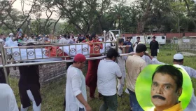 মায়ের পাশে চিরনিদ্রায় শায়িত অভিনেতা রুমি