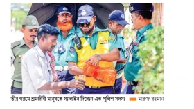 রোদবৃষ্টিতেও দৃঢ় ট্রাফিক পুলিশ