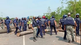 মধুখালীতে মহাসড়ক অবরোধ, পুলিশের ফাঁকা গুলি&nbsp;