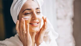 এই গরমের দিনে সানস্ক্রিন কয়বার মাখবেন