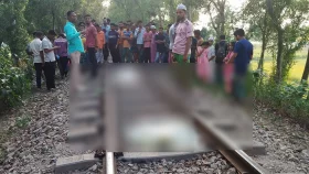 সন্তানকে নিয়ে ট্রেনের নিচে ঝাঁপ দিলেন মা