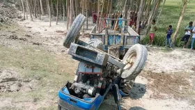 কুড়িগ্রামে ট্রাক্টর উল্টে প্রাণ গেল চালকের