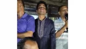কেন্দ্রে ঢুকলে হাত ভেঙে নদীতে নিক্ষেপের হুমকি