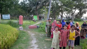 বন্ধুদের সঙ্গে খেলছিল শিশু, বন বিভাগের গেট ভেঙে গেল প্রাণ
